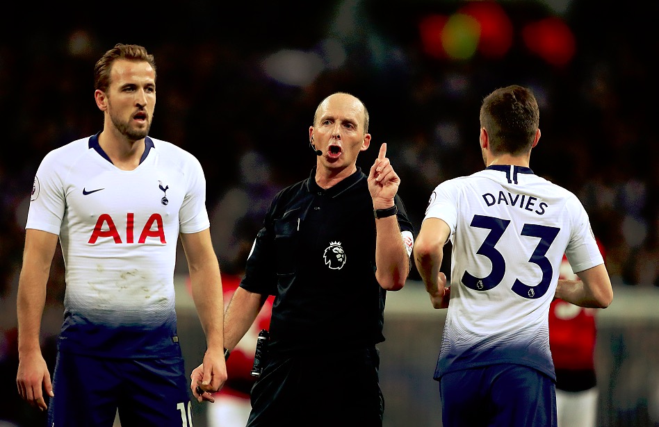 GIF：本-戴维斯禁区内倒地，阿什利-扬手上有动作