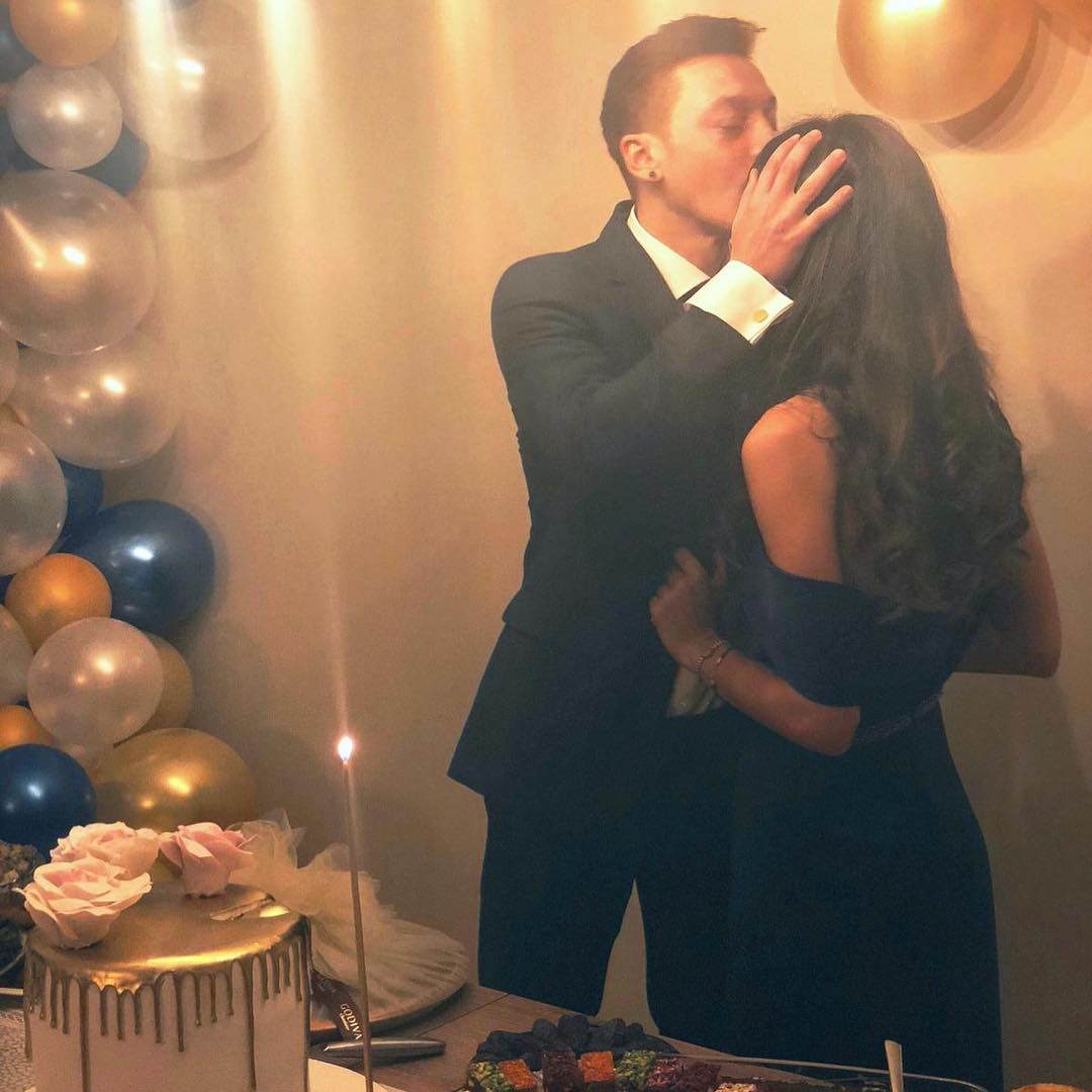 确认结婚啦？厄齐尔晒亲吻女友合影：我们的爱将永恒