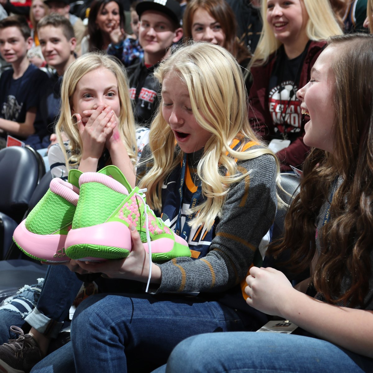 惊喜!米切尔赛前将训练球鞋送给现场女球迷