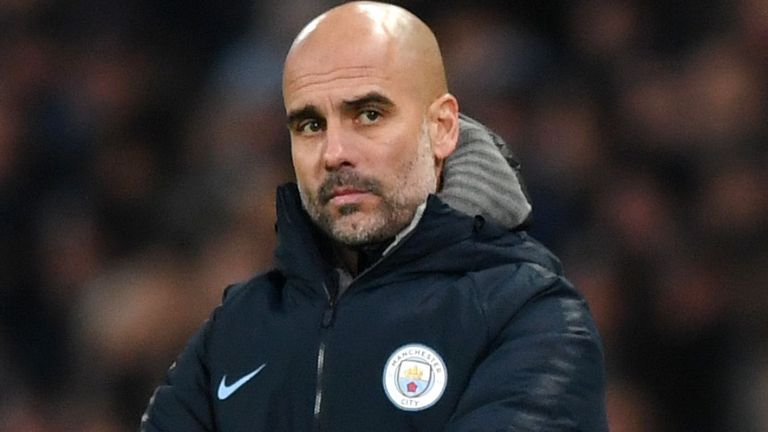 内维尔：对曼城同哈镇的上半场表现感到生气，他们有些飘