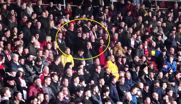 可耻！南安普顿球迷向卡迪夫城球迷示意飞机调侃萨拉