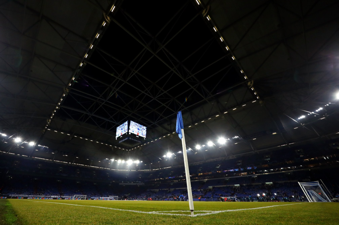 天空体育：一名沙尔克球迷因涉嫌袭击曼城球迷而被捕