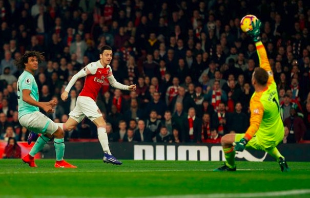 枪手名宿：厄齐尔的弹射很大胆，他还秀给队友看