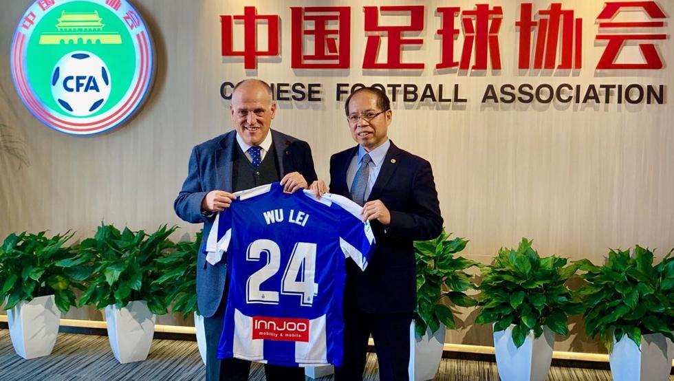 西甲联赛主席访问中国,赠送足协武磊西班牙人球衣