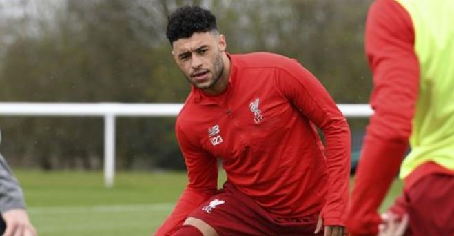 回声报：张伯伦并非膝伤复发，周六接受扫描检查