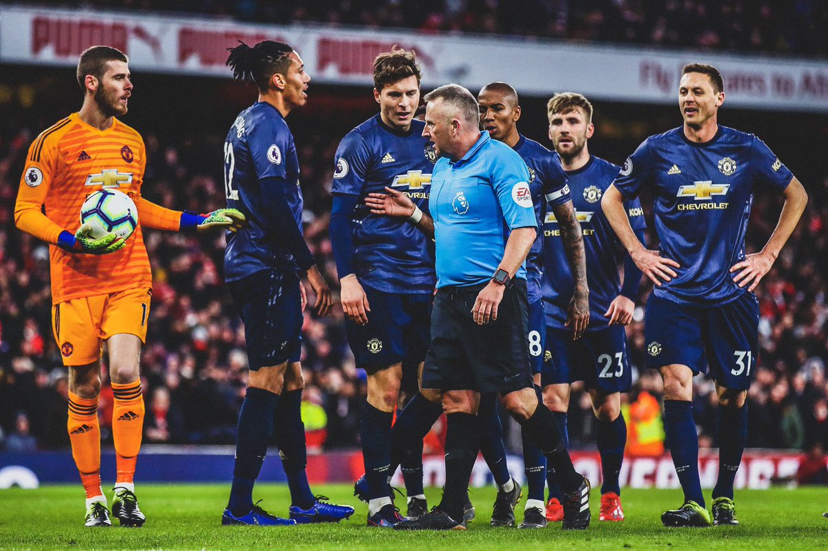 阿什利-扬：从我站的角度看，我觉得不是点球