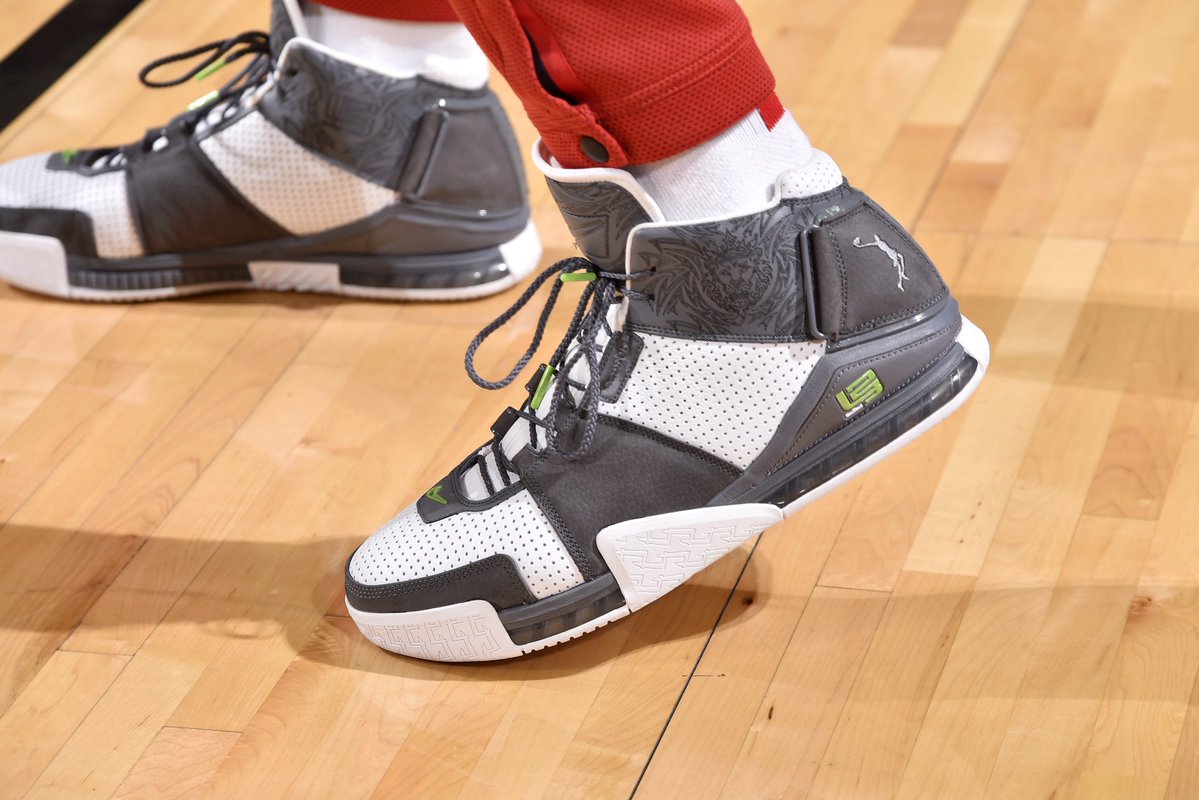 今日常规赛上脚球鞋一览:塔克上脚LeBron 2