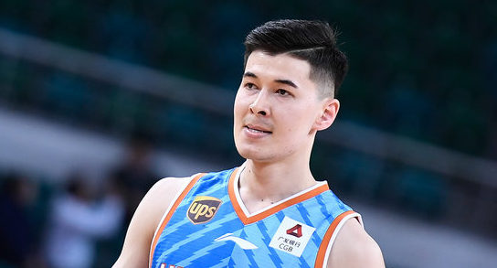 颜值与实力兼备!阿不都沙拉木发表tony奖获奖感言