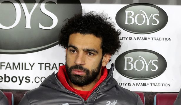 家教很严，萨拉赫因与女粉丝合影并拥抱被母亲教育