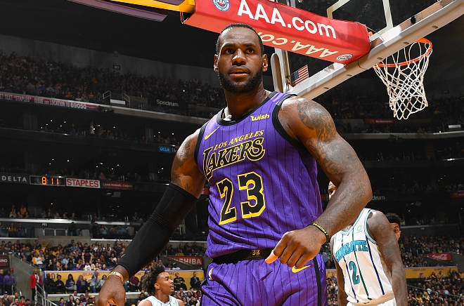 帅气拉杆!詹姆斯对黄蜂27分9助攻集锦