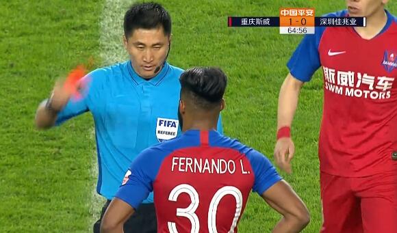 GIF:费尔南迪尼奥犯规,马宁看VAR后改判红牌