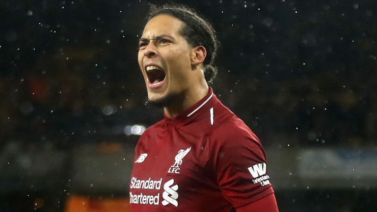 内维尔：范戴克是年度最佳球员，他传球就像一名中场球员