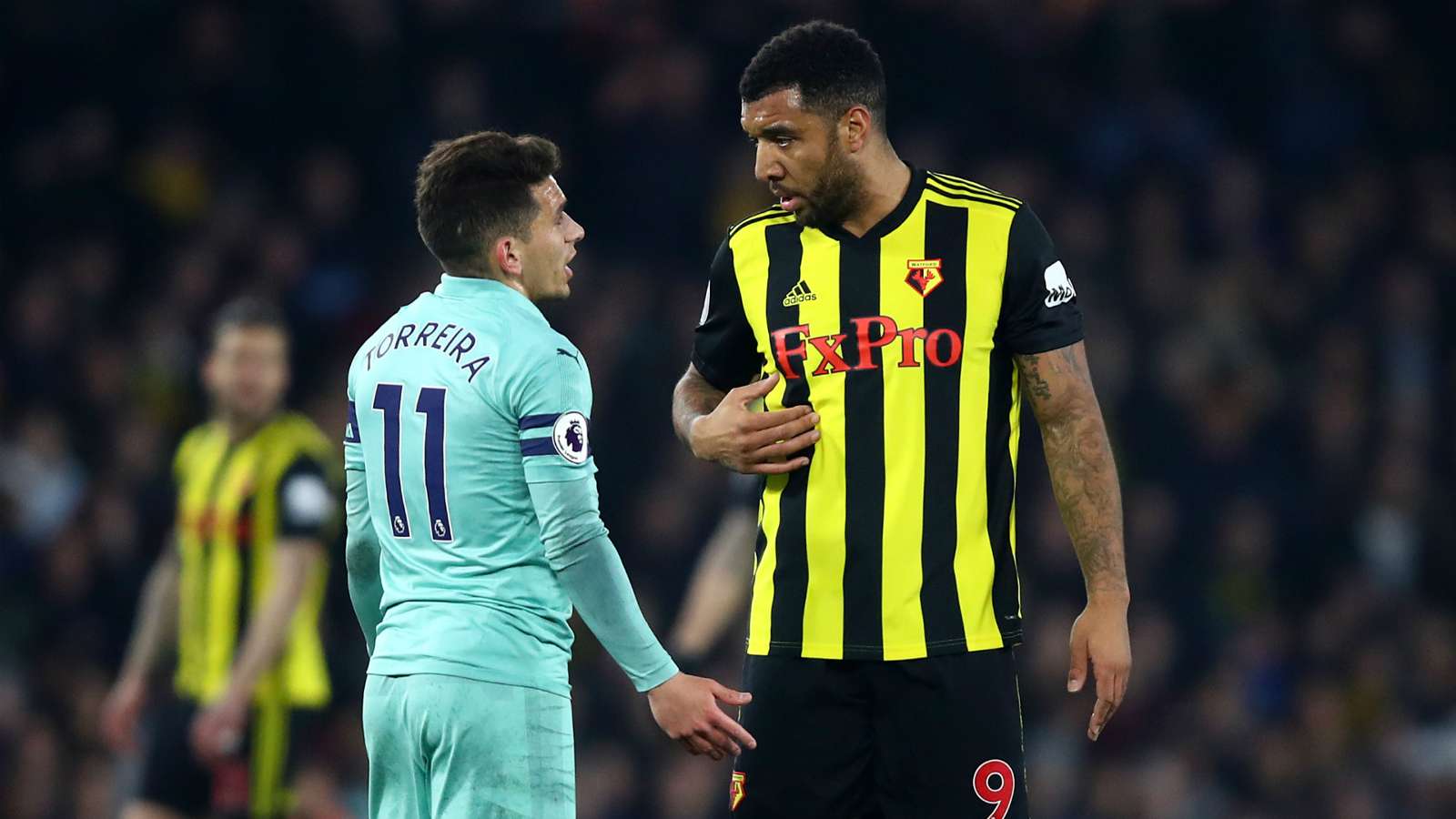 丢人！迪尼因肘击被罚下，还冲埃梅里骂托雷拉：他是XX