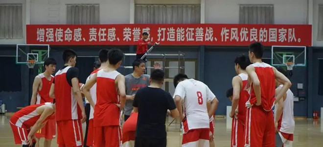 国青主帅张劲松:我和队员之间没有代沟