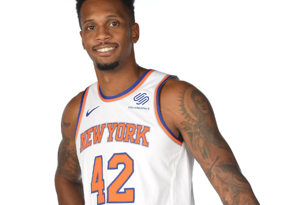 NBA官推祝尼克斯前锋兰斯-托马斯31岁生日快乐