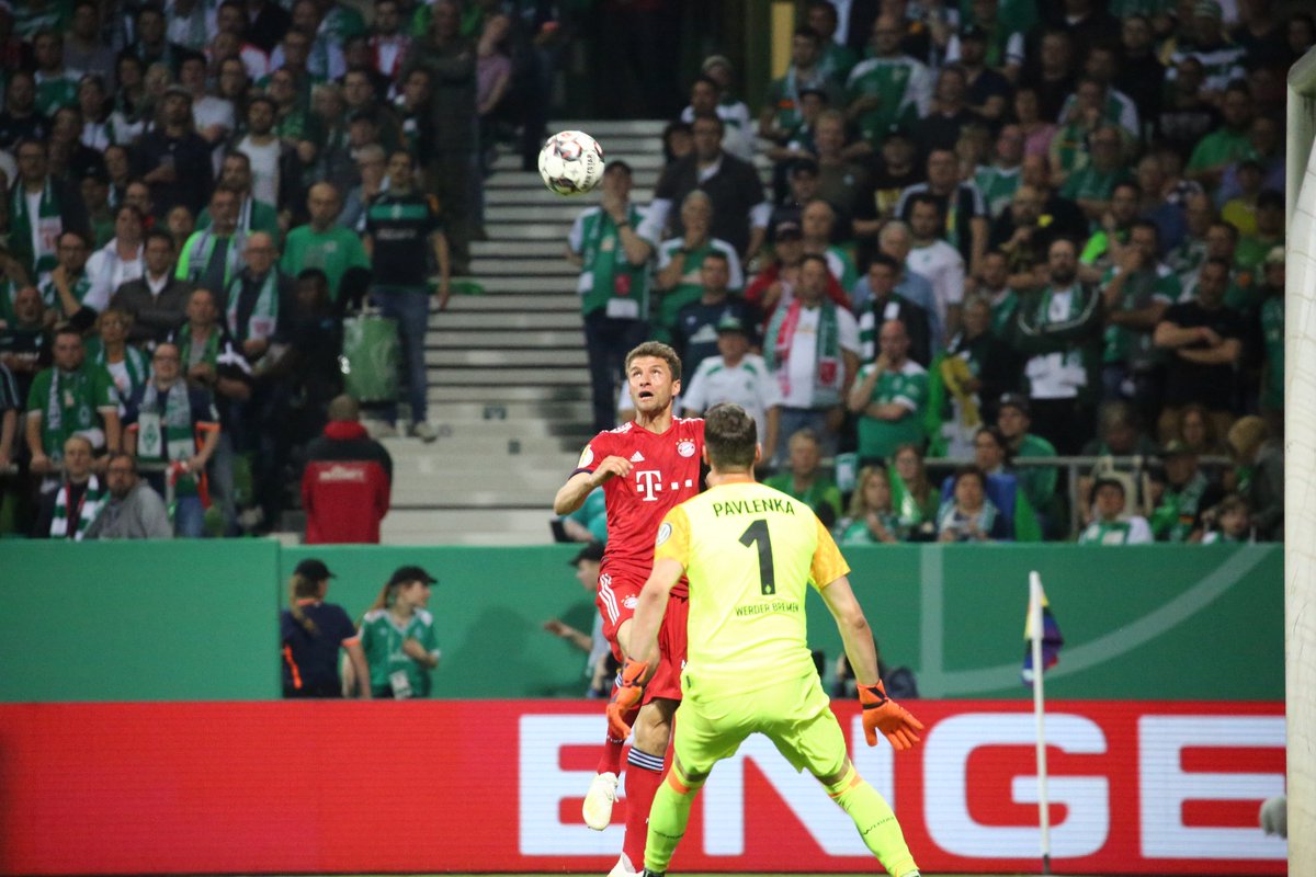 GIF:莱万越位在先,裁判判罚进球无效