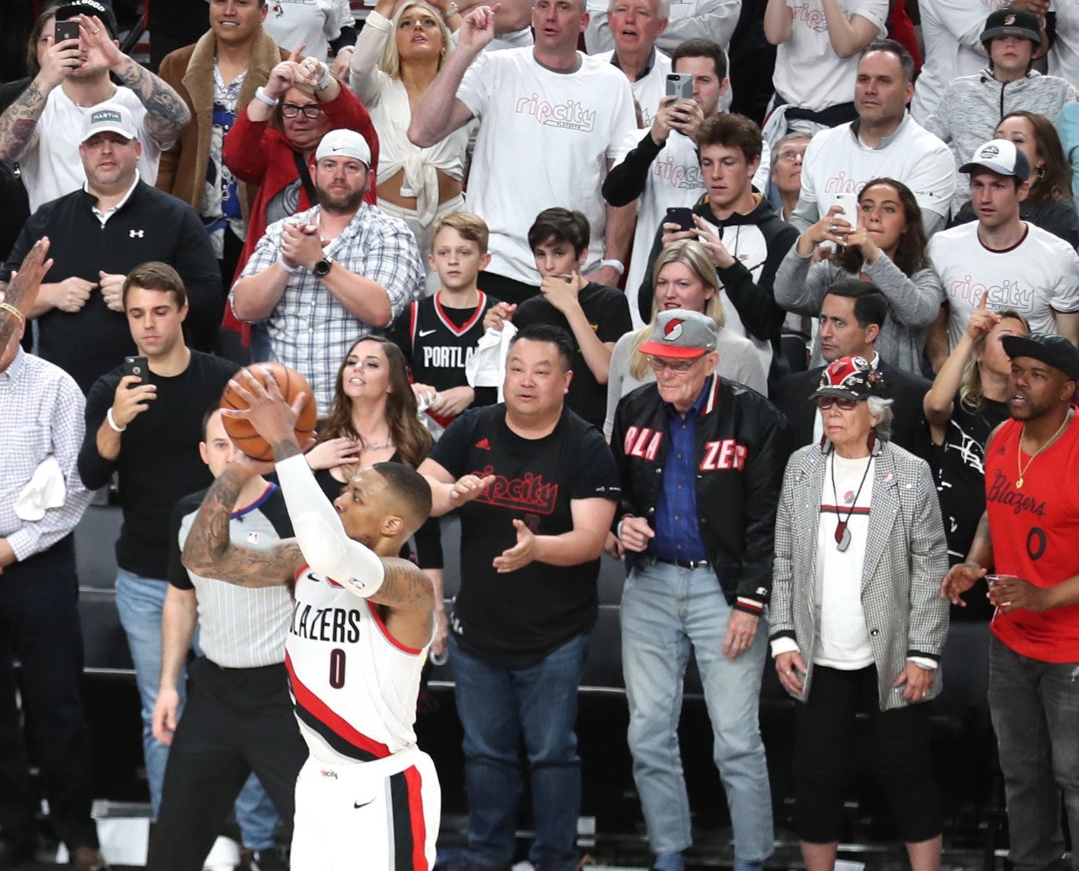 提前点表！媒体发布昨日利拉德绝杀前场边众生相