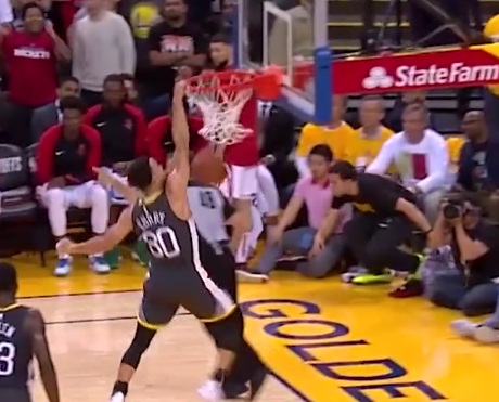 略显残暴！库里哨响后上演一记大力战斧劈扣