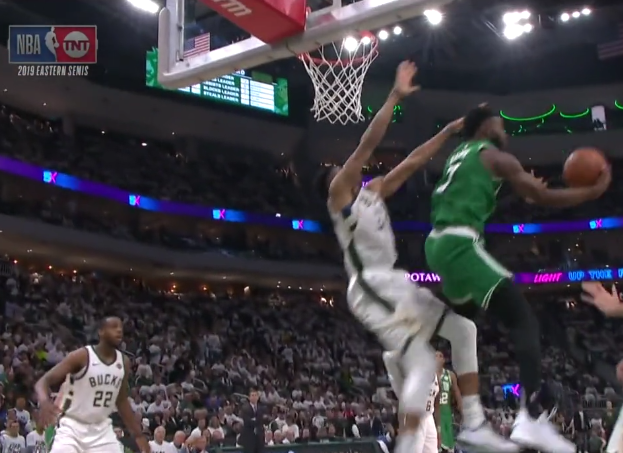 五佳球：杰伦-布朗演绎空中华尔兹，格林撕破防守双手虐框