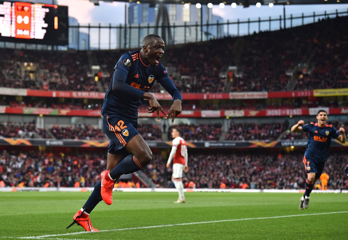 GIF：迪亚卡比利用角球头槌建功，瓦伦西亚取得领先