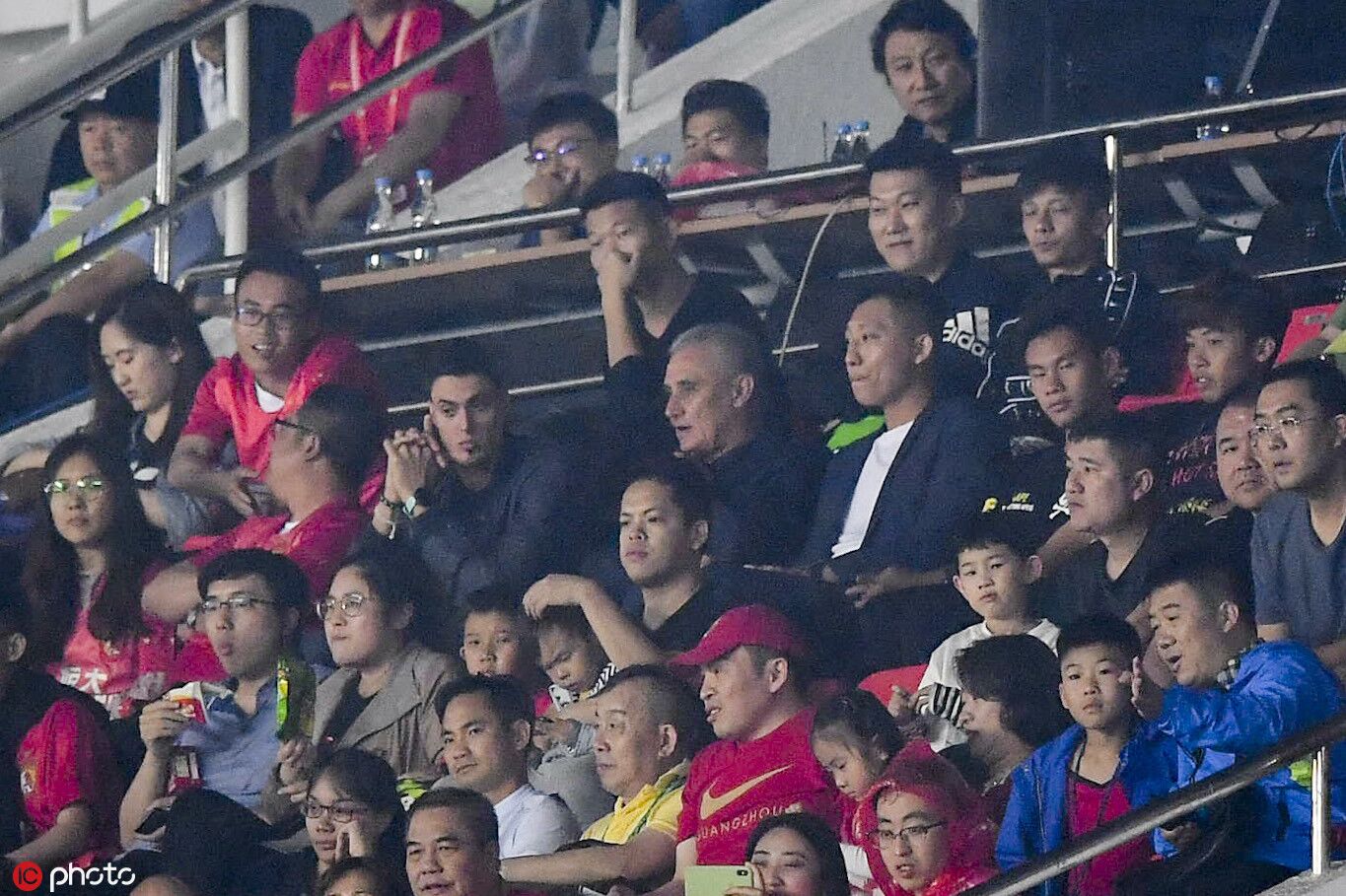 一图流:巴西国家队主帅蒂特现场观战中超天王山