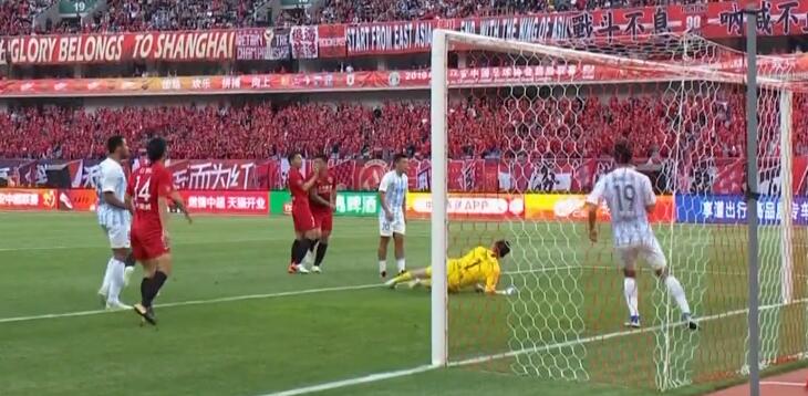 GIF:张卫迎球大力怒射空门,Emmm偏了