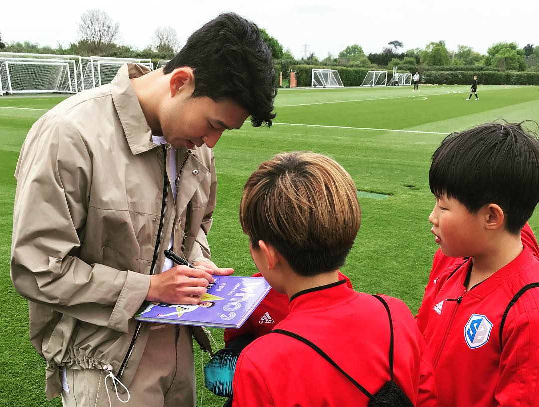 暖心大哥哥！孙兴慜资助青训学院的小朋友来伦敦看球