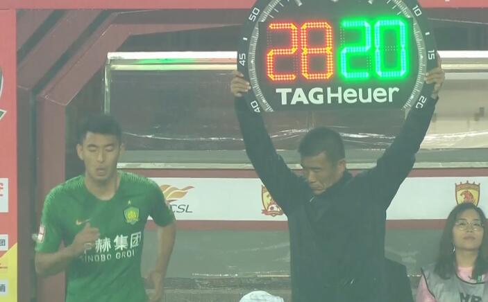 GIF:姜涛因伤离场,李可临时改踢右边卫