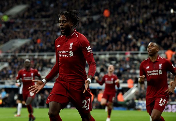 内维尔：范戴克指挥队友的气概，凸显了他的人格魅力