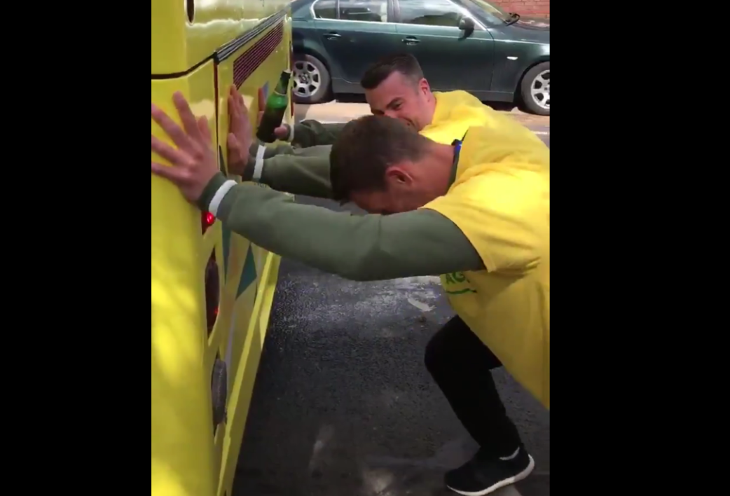 质量不过关！诺维奇夺冠巡游的大巴坏了，只能坐观光车