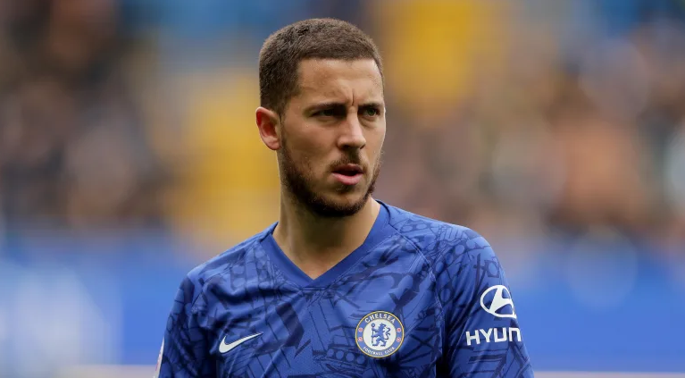 球迷偶遇阿扎尔，后者听到留在蓝军后摇头离去