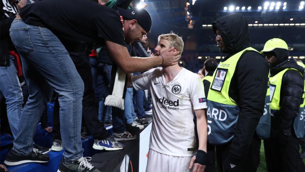 感人！法兰克福后卫罚丢点球，球迷赛后高唱名字欢呼