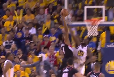 五佳球！库里长传克莱滑翔劈扣，哈克利斯蛮不讲理隔扣格林