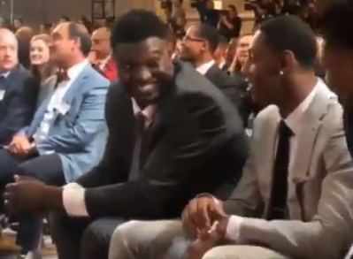 鹈鹕抽中状元签后威廉森的反应：对着巴雷特咧嘴笑