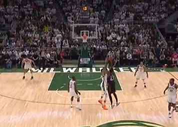 无视字母哥长臂，西亚卡姆顶弧追身远距离三分压哨命中