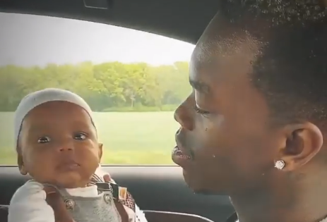 日常一晒！施罗德展示自己与儿子的合拍