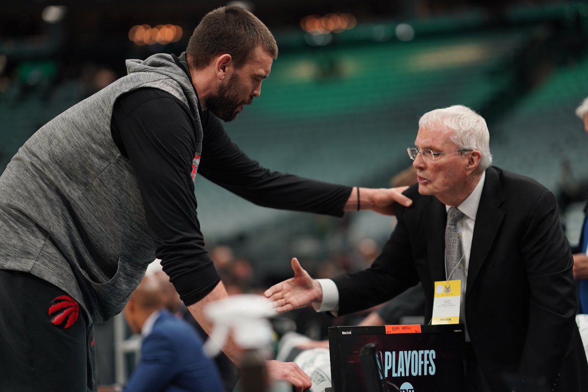 马克-加索尔赛前与86岁传奇解说胡比-布朗握手致意