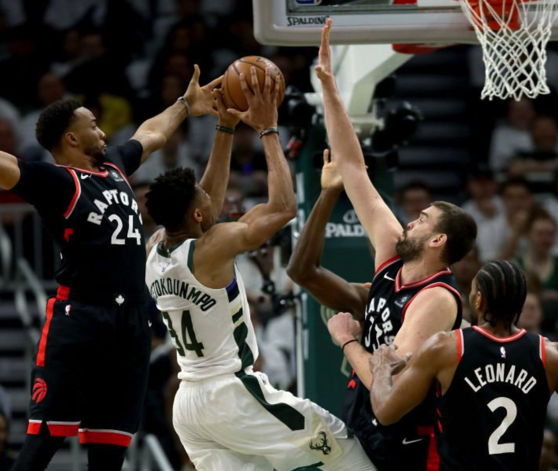 雄鹿前两轮突破上篮命中率55%,对猛龙上半场仅为23%