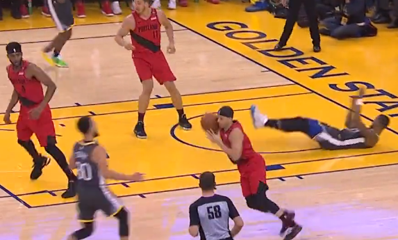 库妈:该给哪边鼓掌,塞思-库里抢断斯蒂芬-库里后反遭盖帽