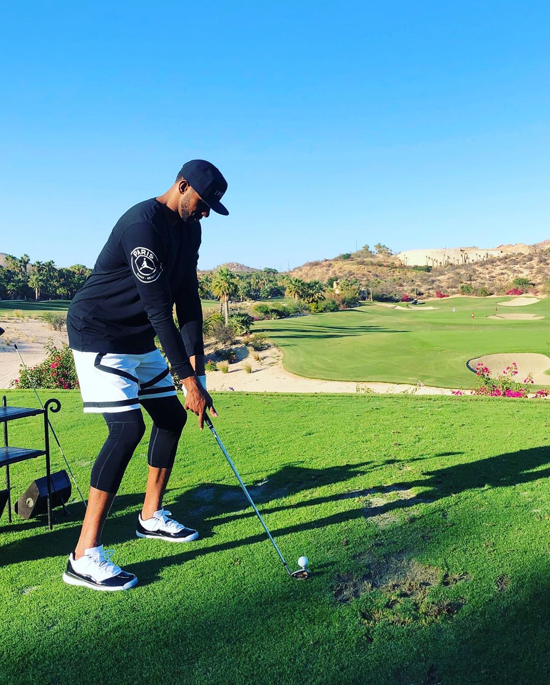 艳阳高照!阿尔德里奇户外练习高尔夫