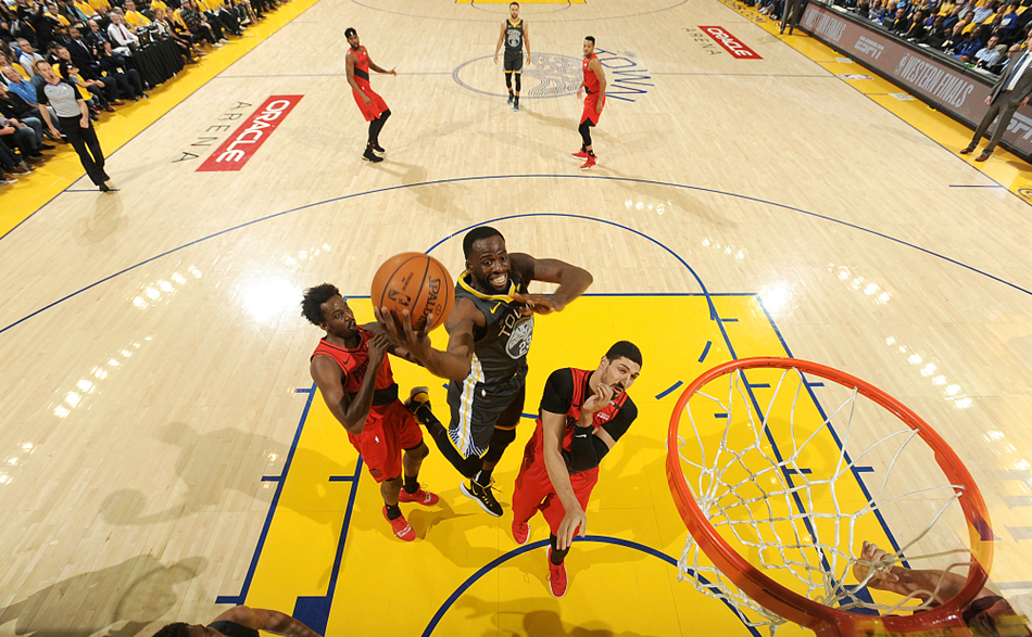 防守大闸！格林12投8中砍下16分10篮板7助攻5盖帽