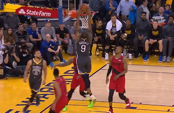 库里突破吸引防守，击地妙传助攻伊戈轻松扣篮