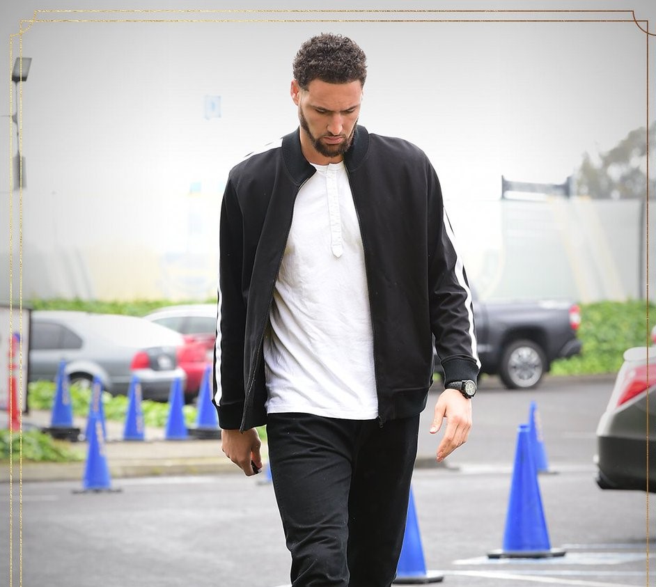 蓄势待发！勇士众将抵达甲骨文球馆