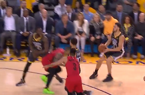 水花配合再次上线！库里助攻克莱三分点燃主场