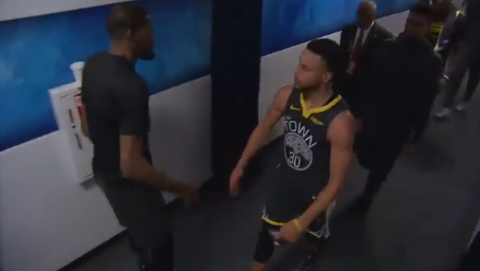 半场结束，杜兰特球员通道等候队友并与其击掌鼓励