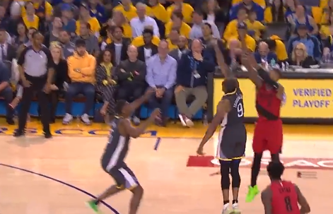 利拉德无视伊戈达拉补防，外线强行出手命中超远三分