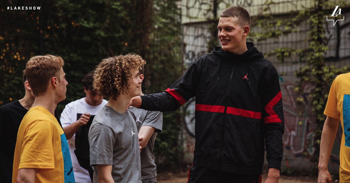 莫里茨-瓦格纳在家乡柏林自己的壁画下打篮球