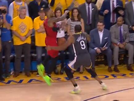 视频：致胜抢断！伊格达拉切掉利拉德三分，助勇士取胜