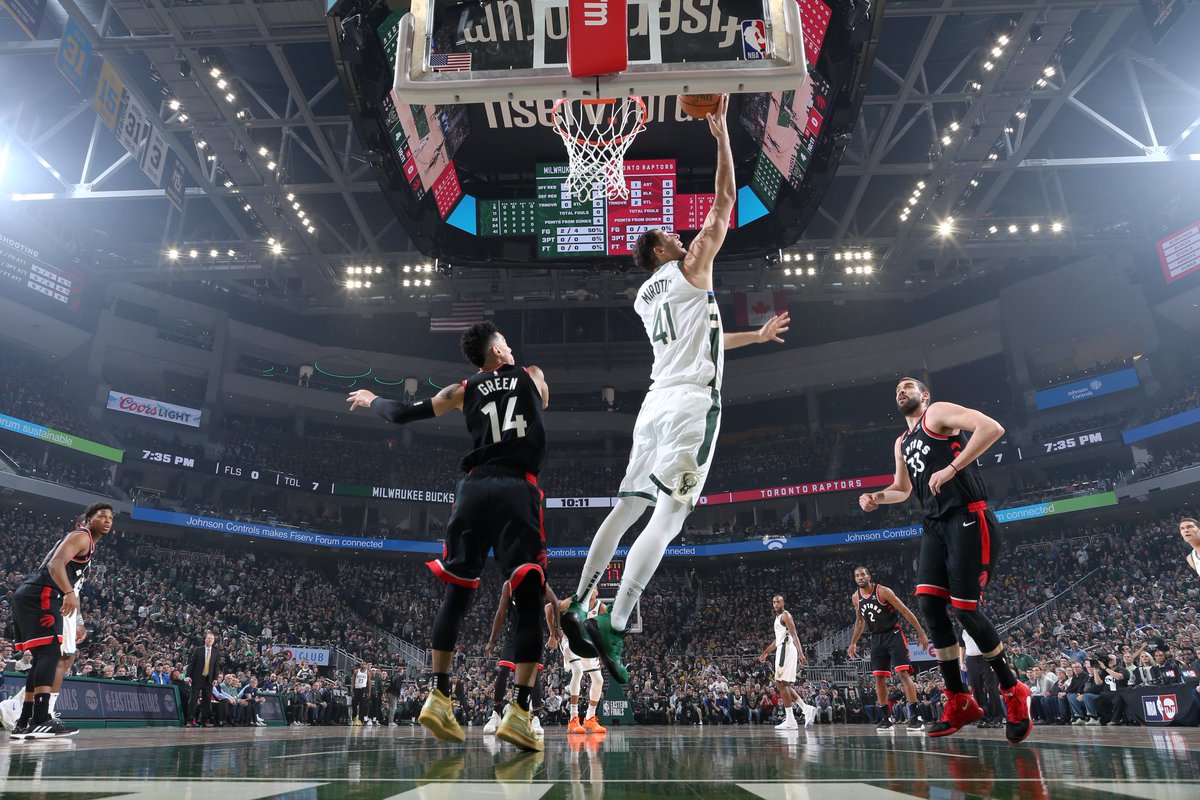 米罗蒂奇庆祝球队获胜：保持谦虚，不断进步