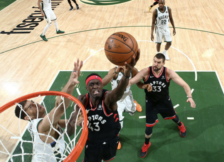 西亚卡姆吃到本场比赛个人第六次犯规,犯满离场